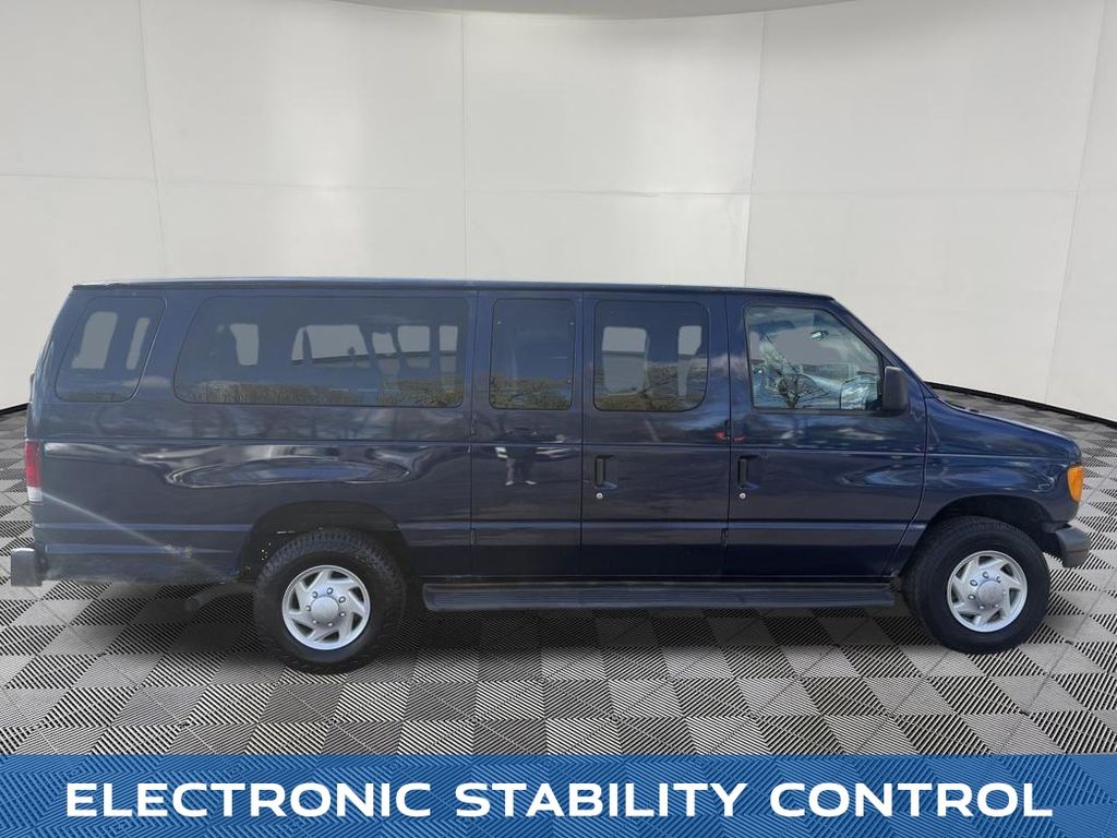 2007 Ford E-350SD view 4