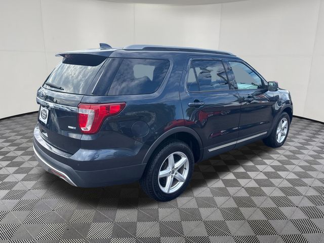 2017 Ford Explorer view 5