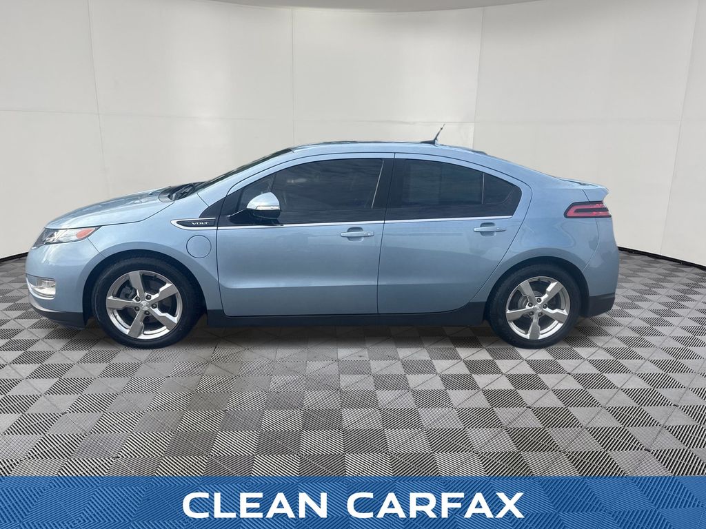 2013 Chevrolet Volt view 2