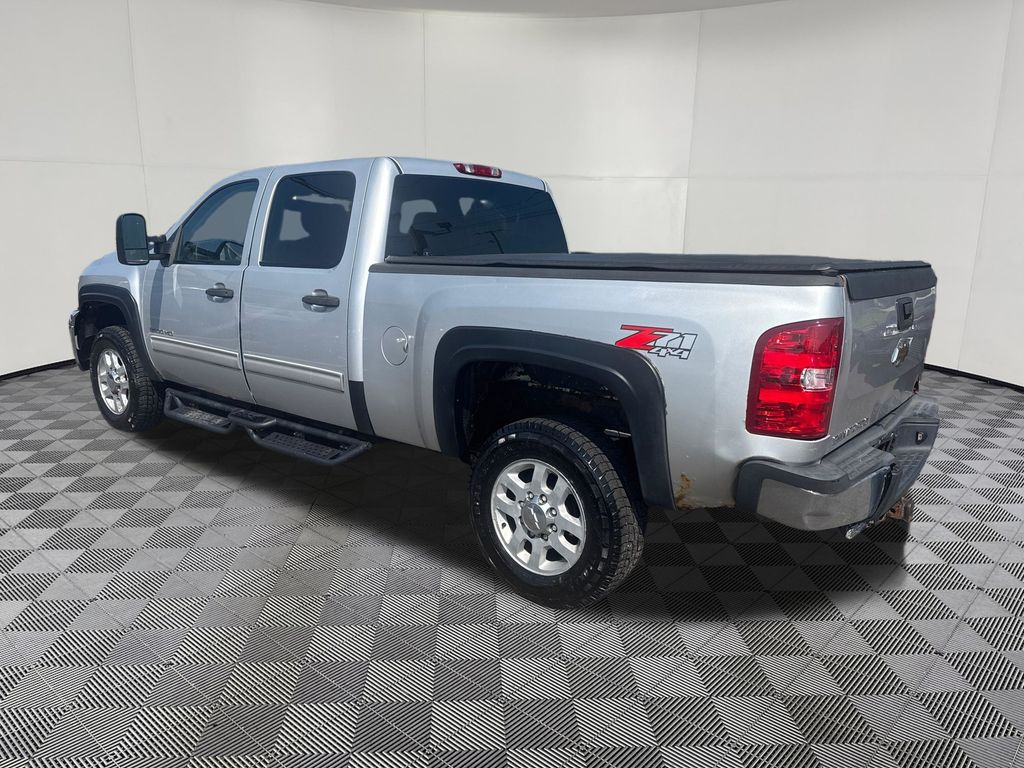 2011 Chevrolet Silverado 2500HD view 3