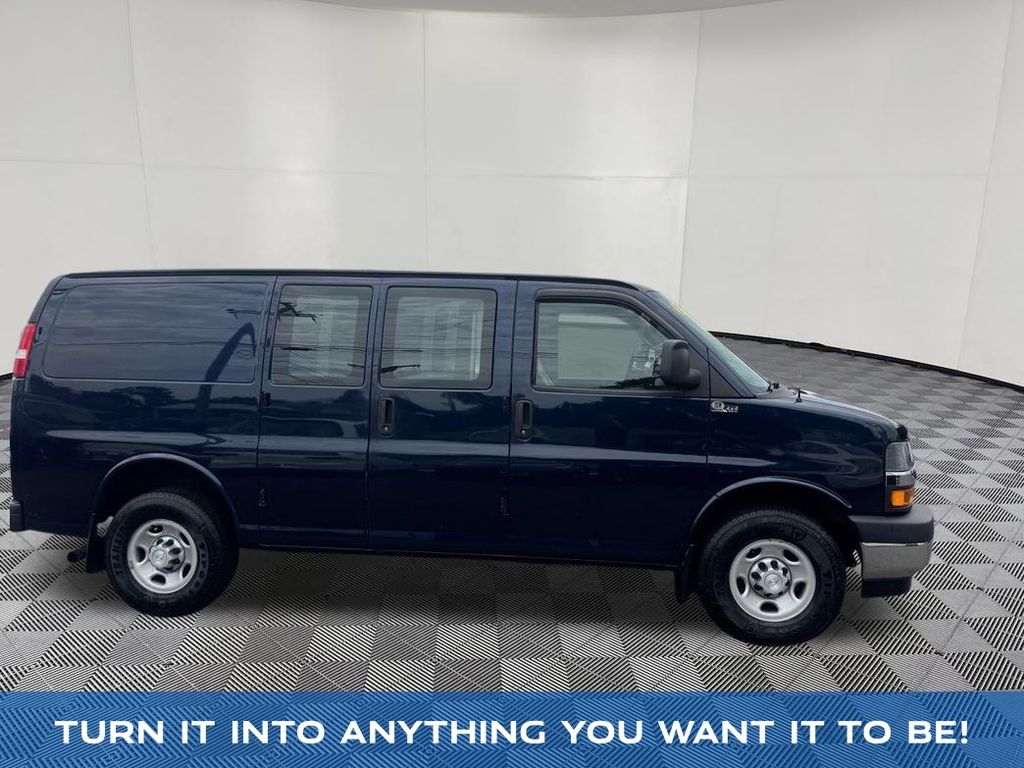 2017 Chevrolet Express 3500 view 4