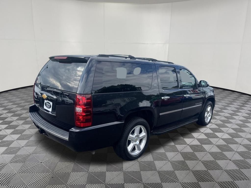 2013 Chevrolet Suburban 1500 view 5