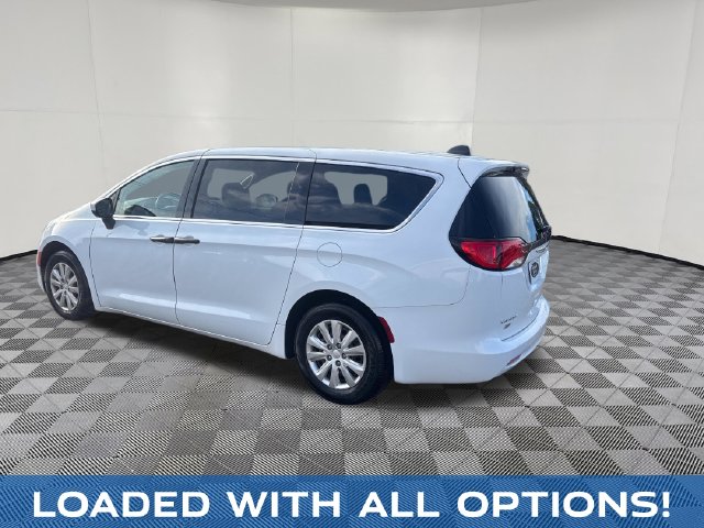 2020 Chrysler Voyager view 4