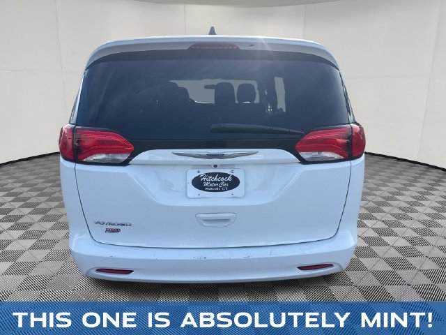 2020 Chrysler Voyager view 5
