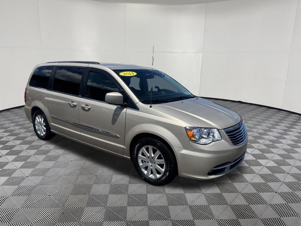 2014 Chrysler Town & Country view 3