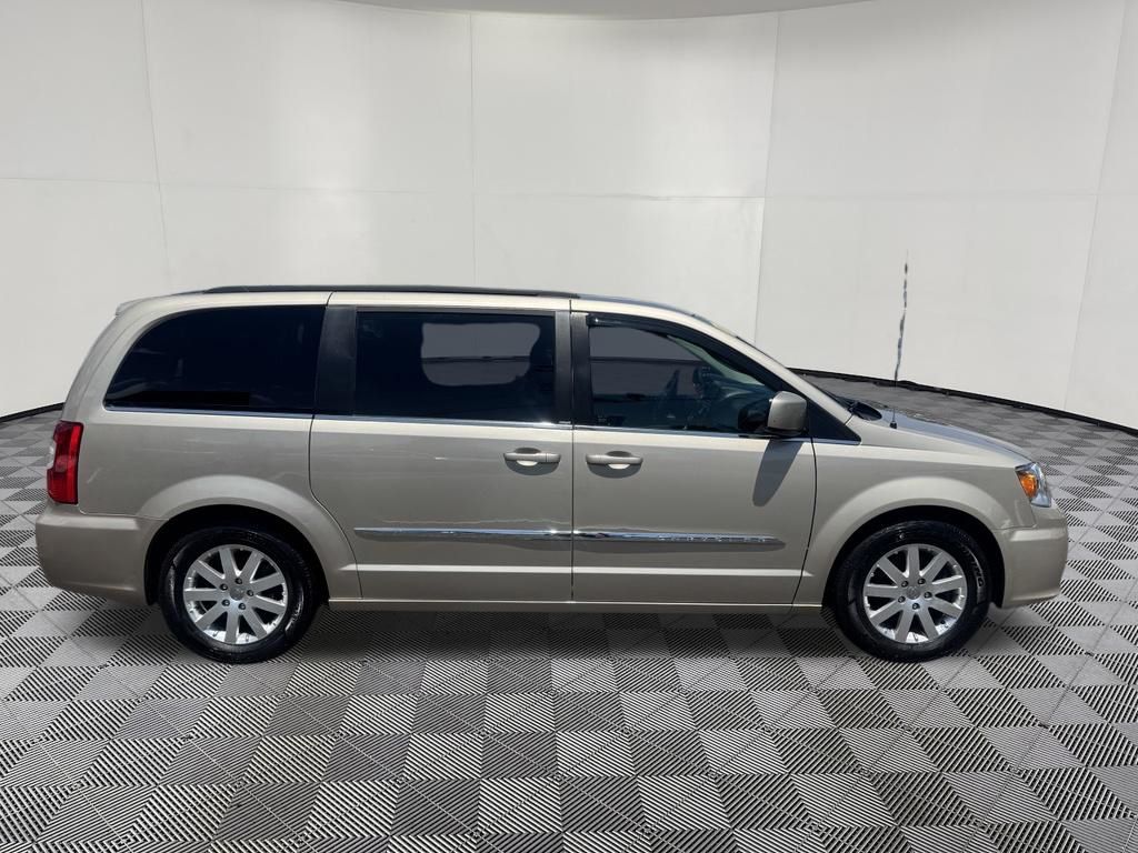 2014 Chrysler Town & Country view 4