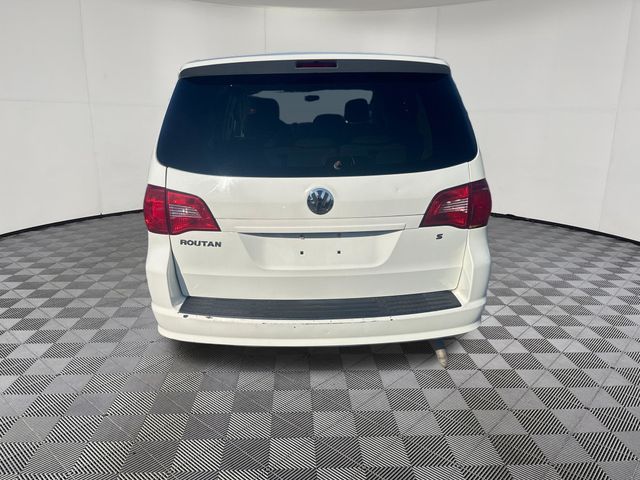 2009 Volkswagen Routan view 4