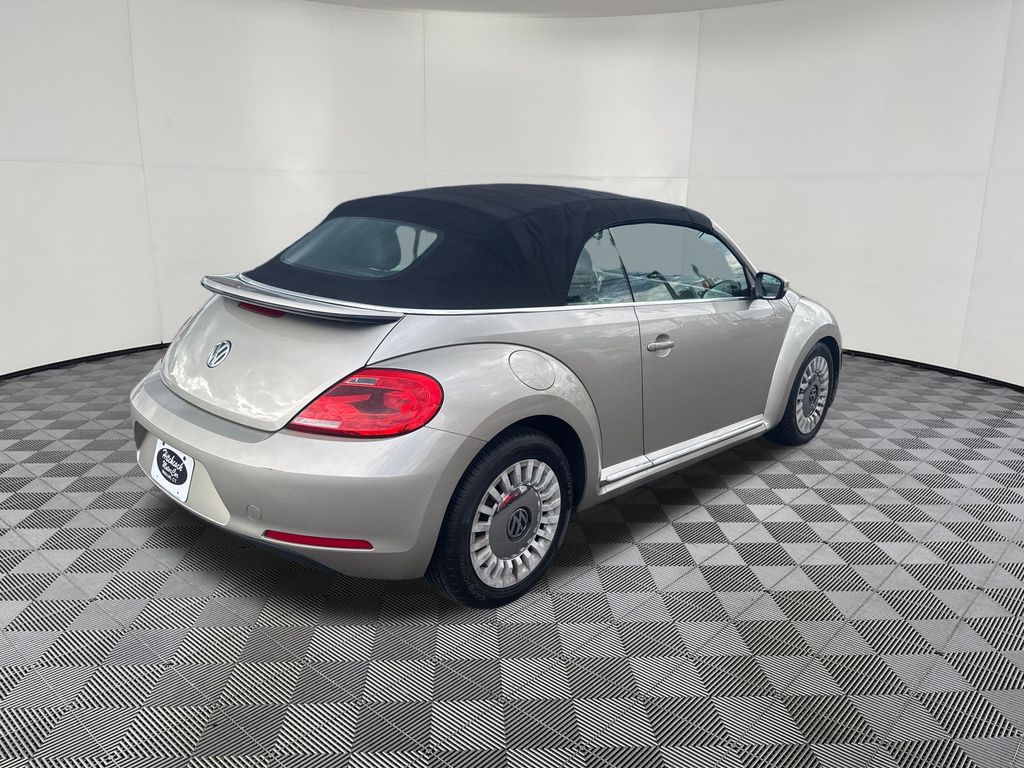 2014 Volkswagen Beetle view 5