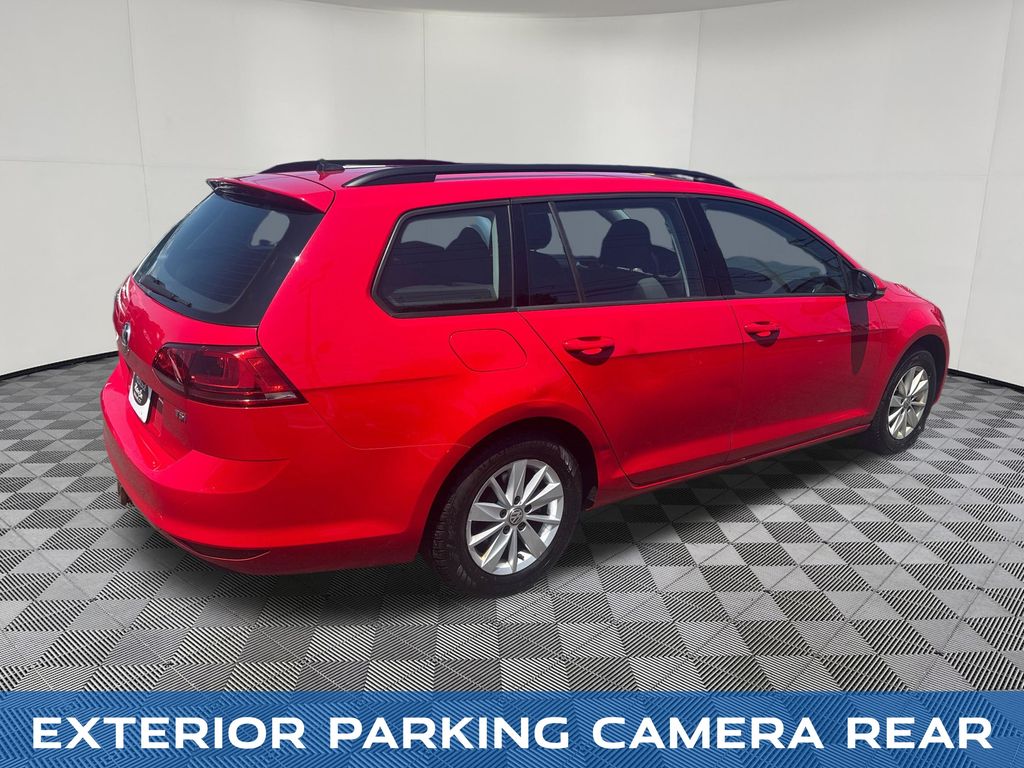 2017 Volkswagen Golf SportWagen view 5