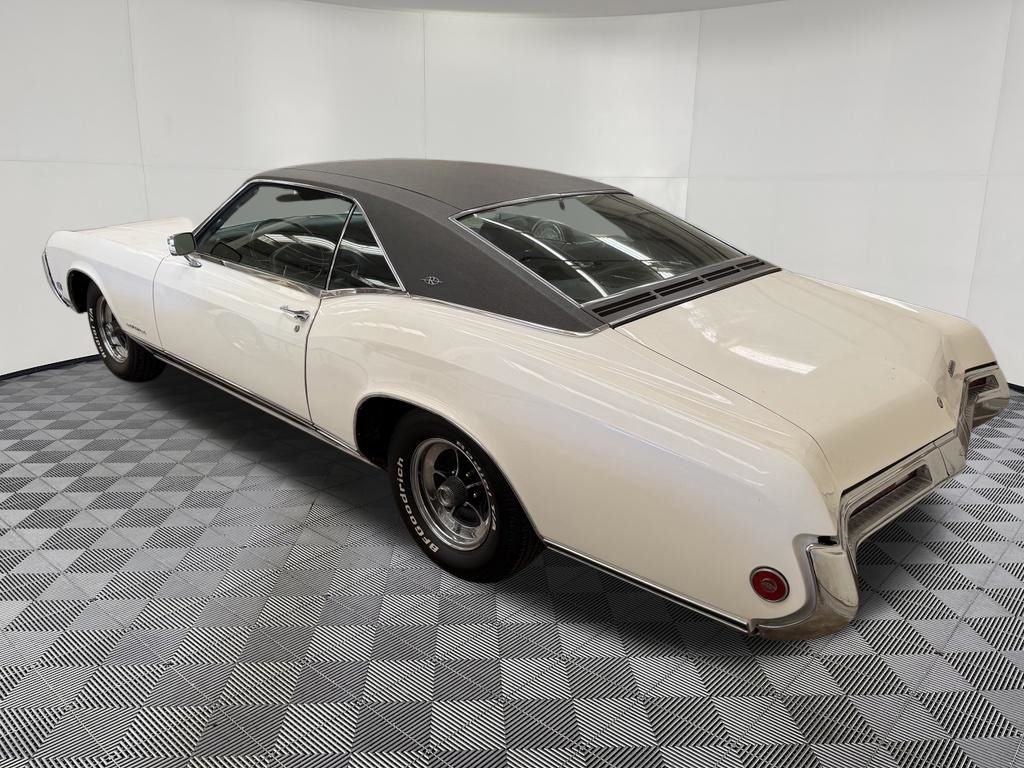 1969 Buick Riviera view 3
