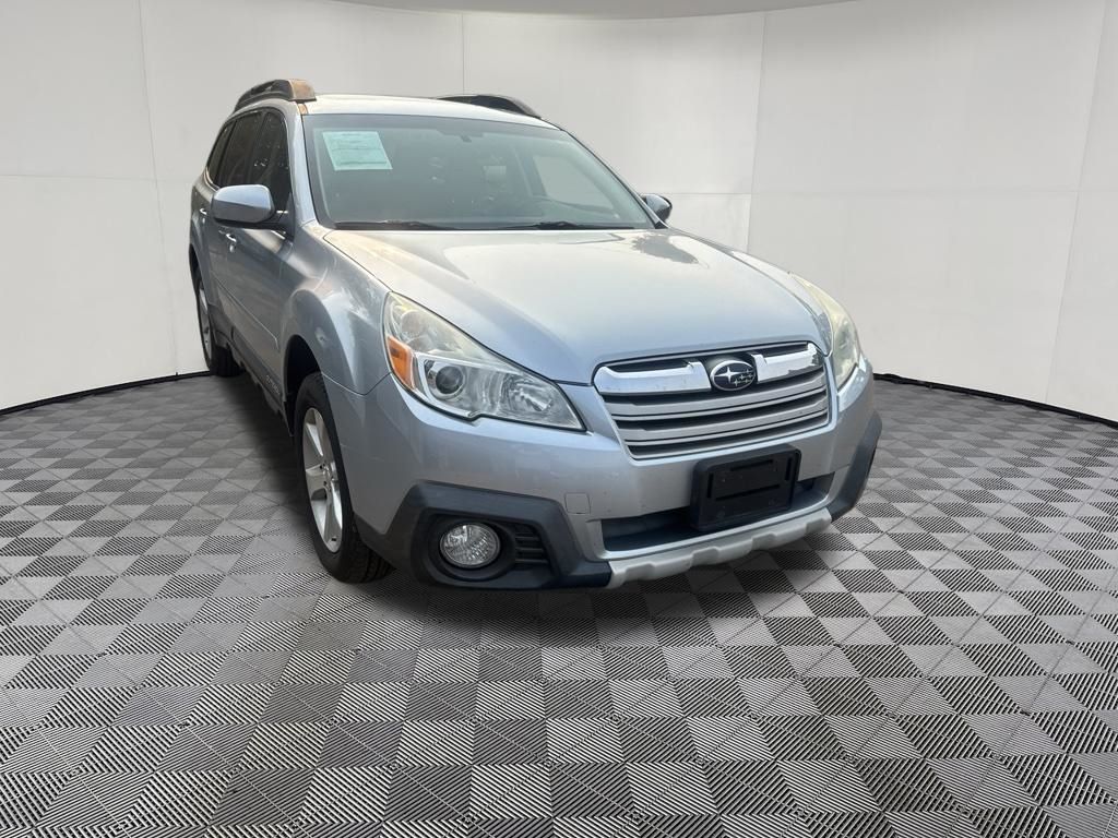 2014 Subaru Outback view 4