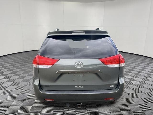 2014 Toyota Sienna view 4