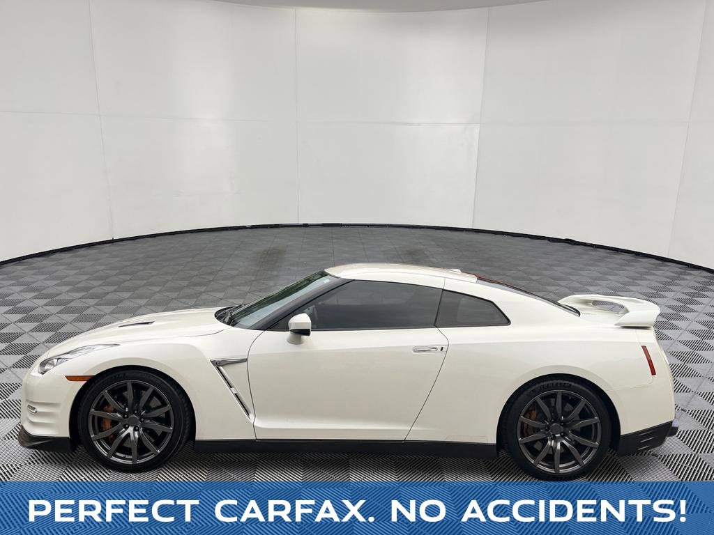 2015 Nissan GT-R view 3