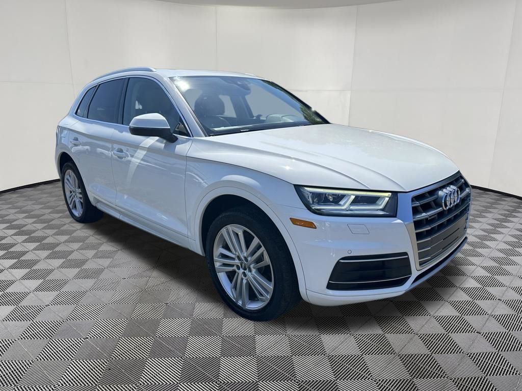 2020 Audi Q5 view 3