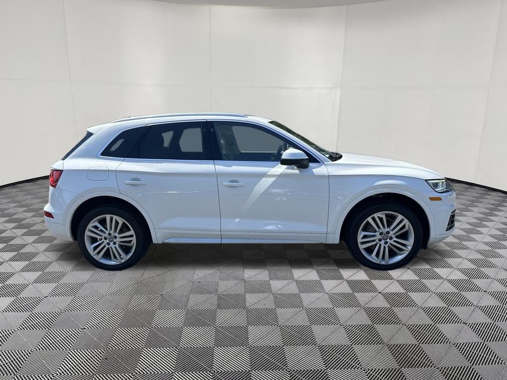 2020 Audi Q5 view 4