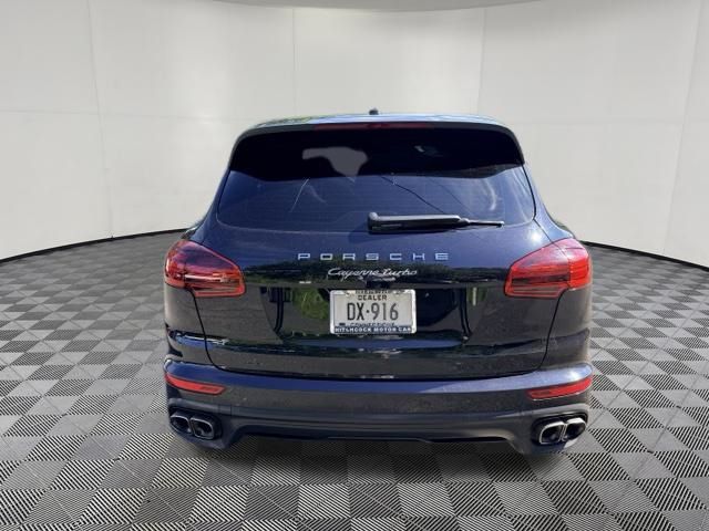 2015 Porsche Cayenne view 4