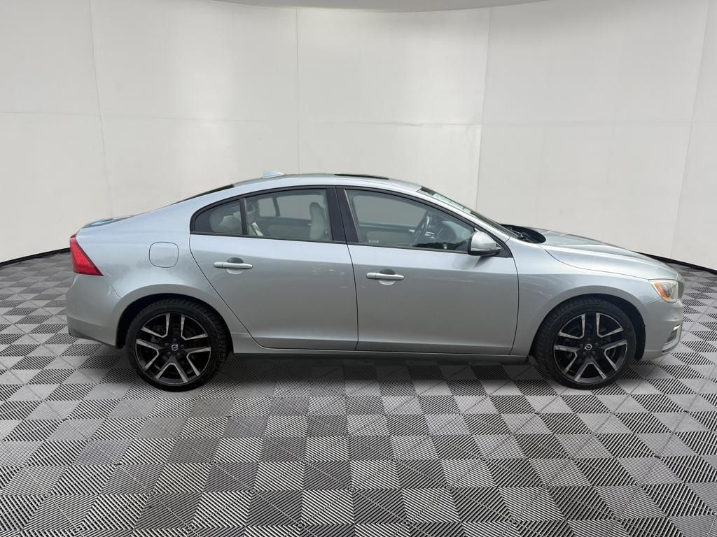 2017 Volvo S60 view 4