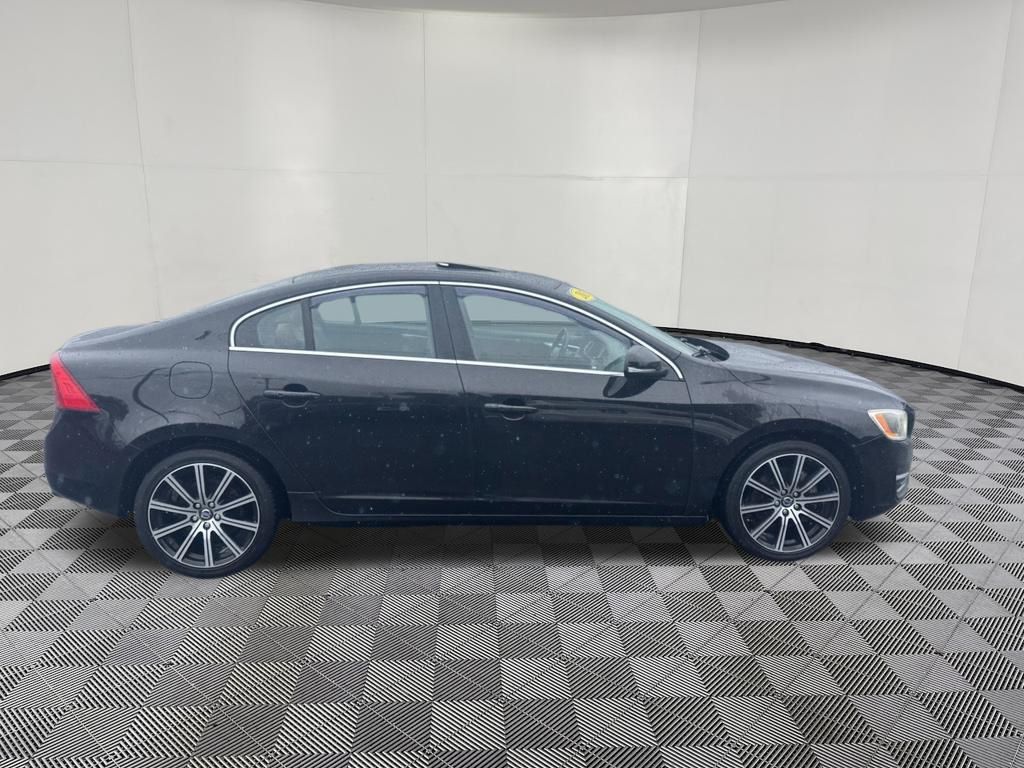 2015 Volvo S60 view 4