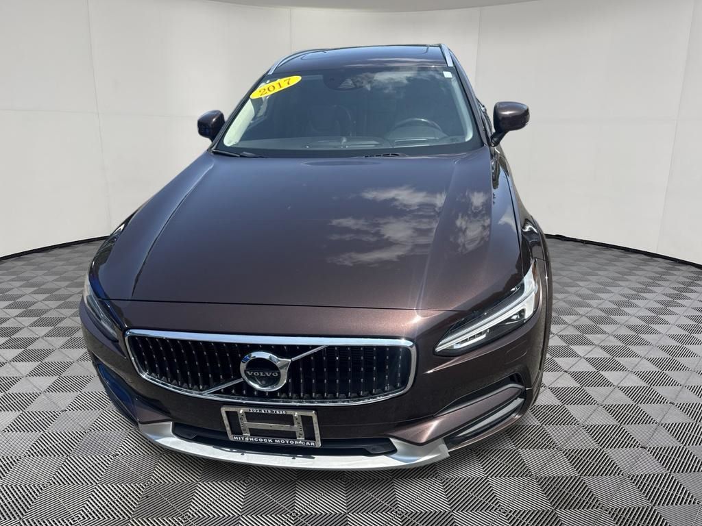 2017 Volvo V90 Cross Country view 3
