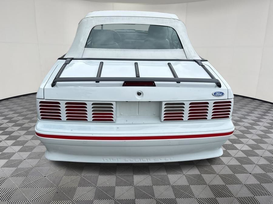1989 Ford Mustang view 3