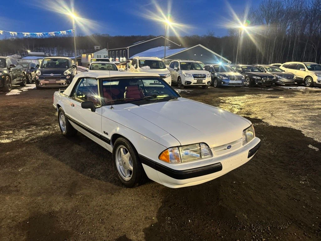 1990 Ford Mustang view 3