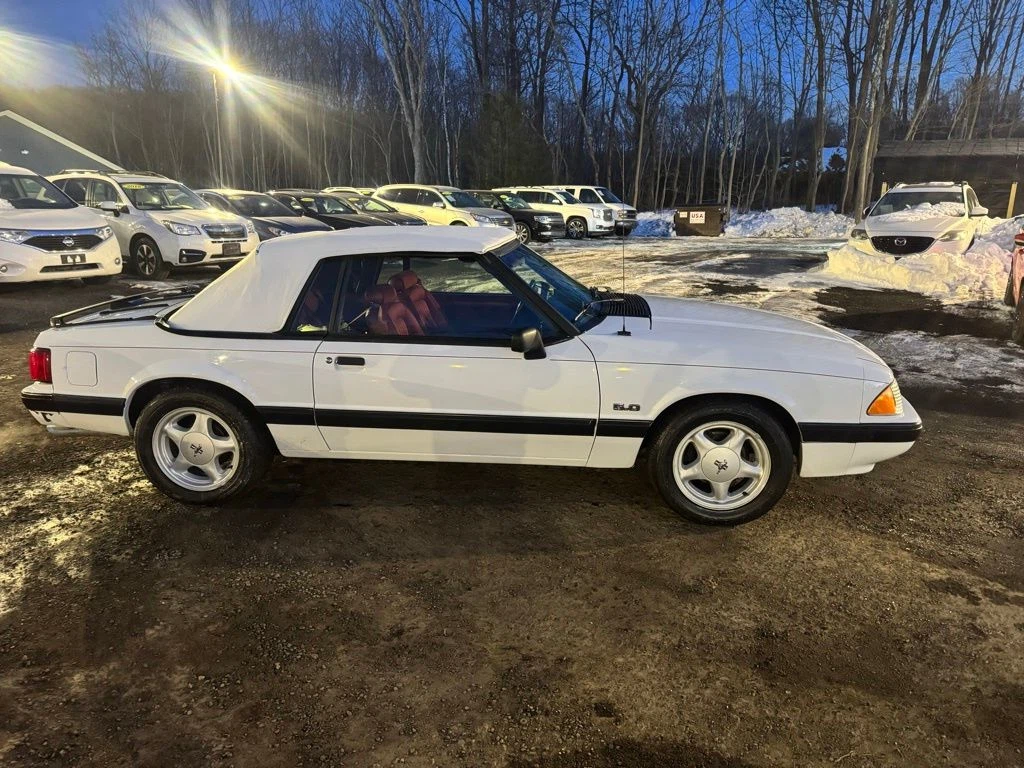 1990 Ford Mustang view 4