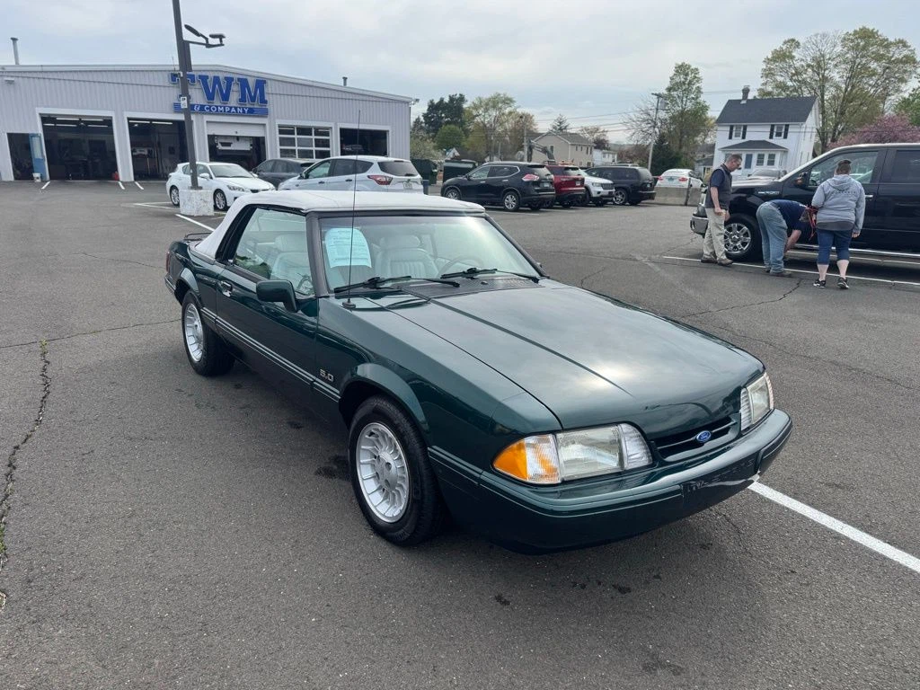 1990 Ford Mustang view 3