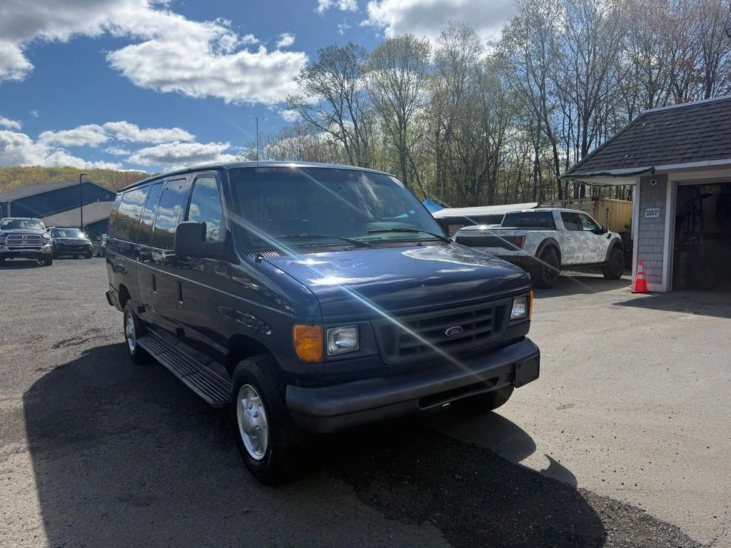 2007 Ford E-350SD view 3