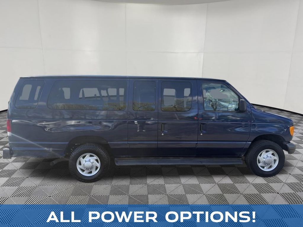 2007 Ford E-350SD view 4