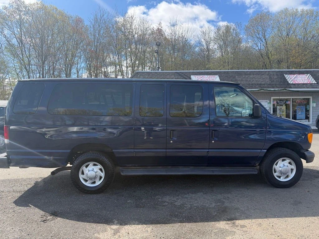 2007 Ford E-350SD view 4