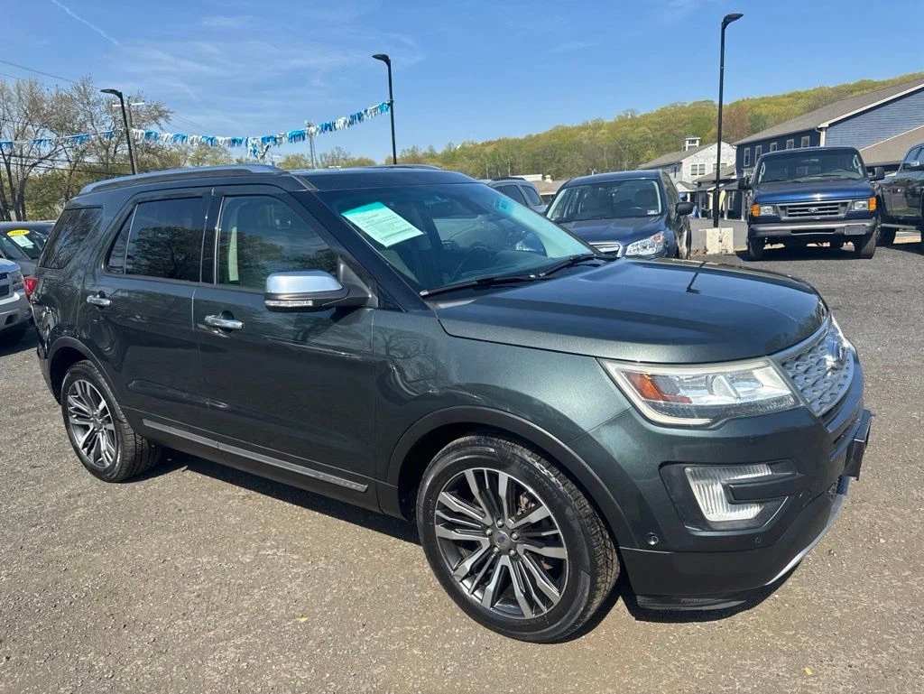 2016 Ford Explorer view 2