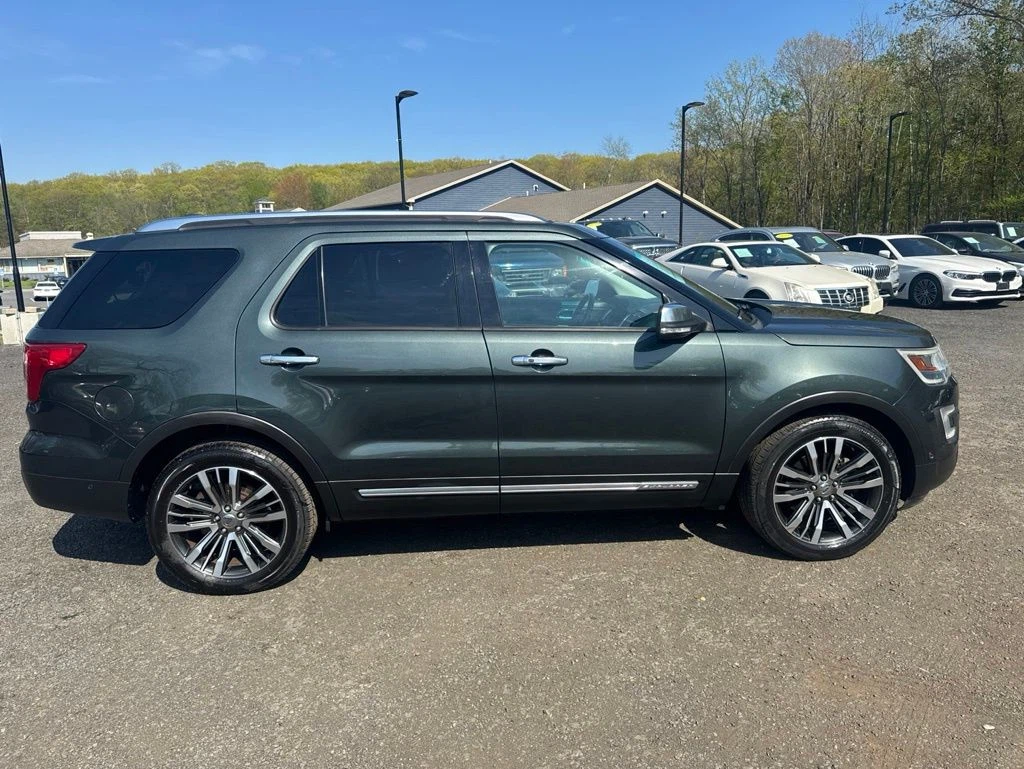 2016 Ford Explorer view 4
