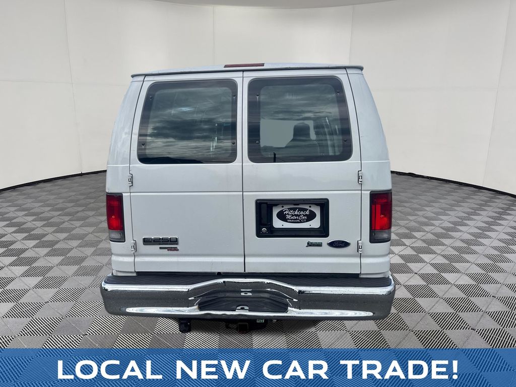 2012 Ford E-250 view 4