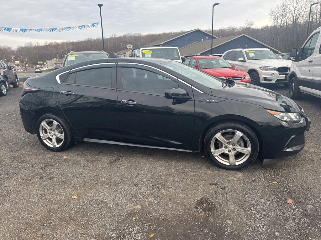 2017 Chevrolet Volt view 3