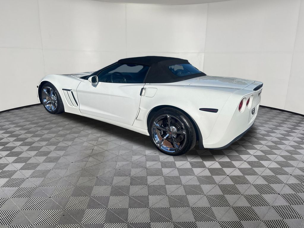2013 Chevrolet Corvette view 3