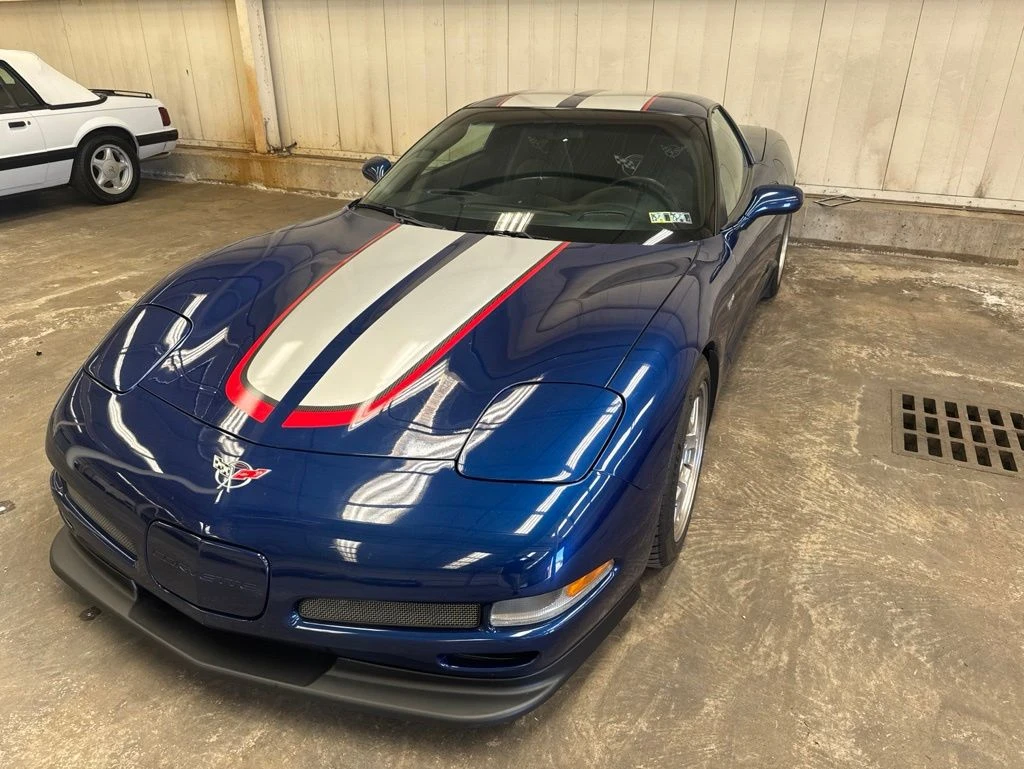 2004 Chevrolet Corvette view 2
