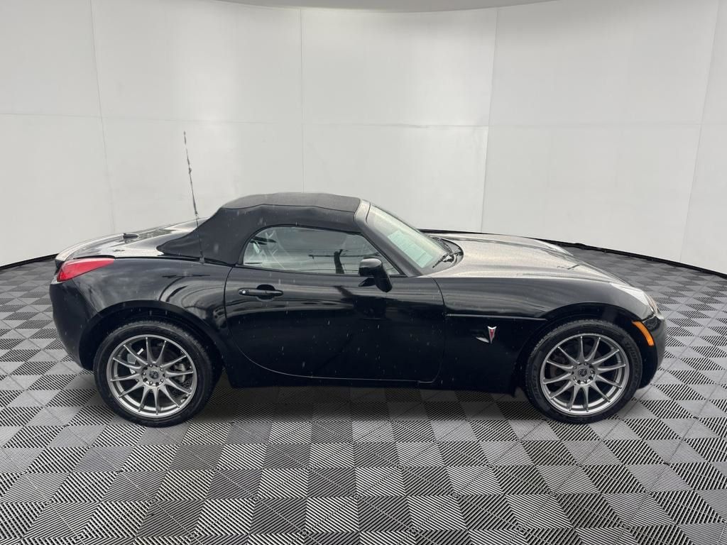 2007 Pontiac Solstice view 3
