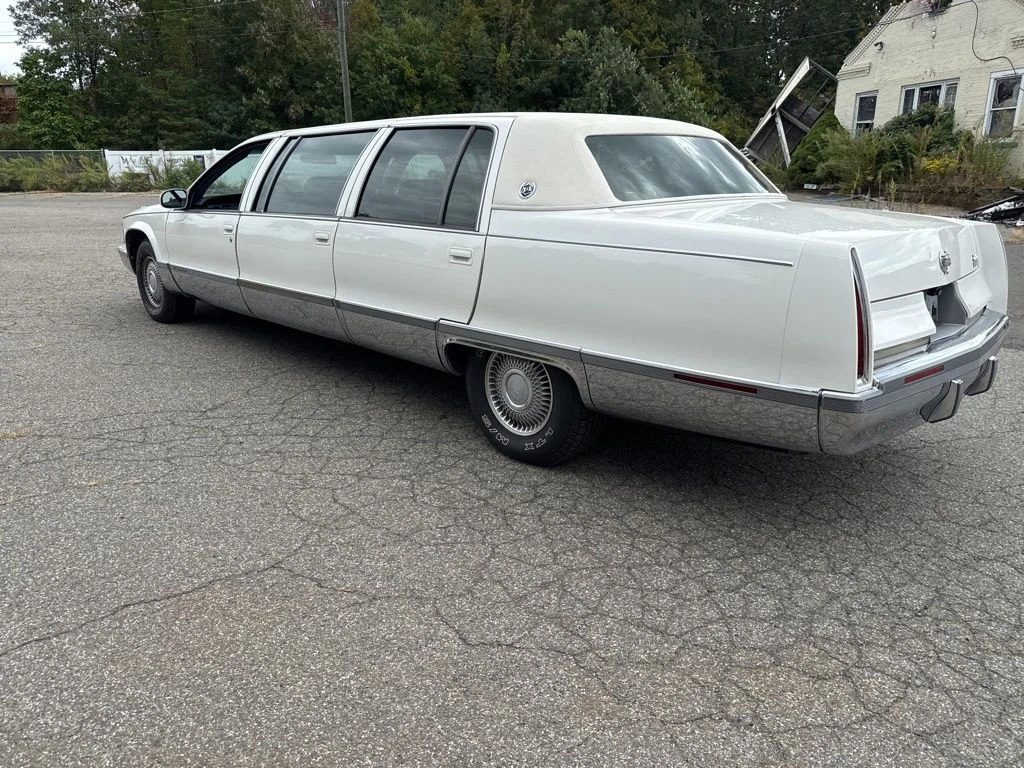 1995 Cadillac Fleetwood view 2