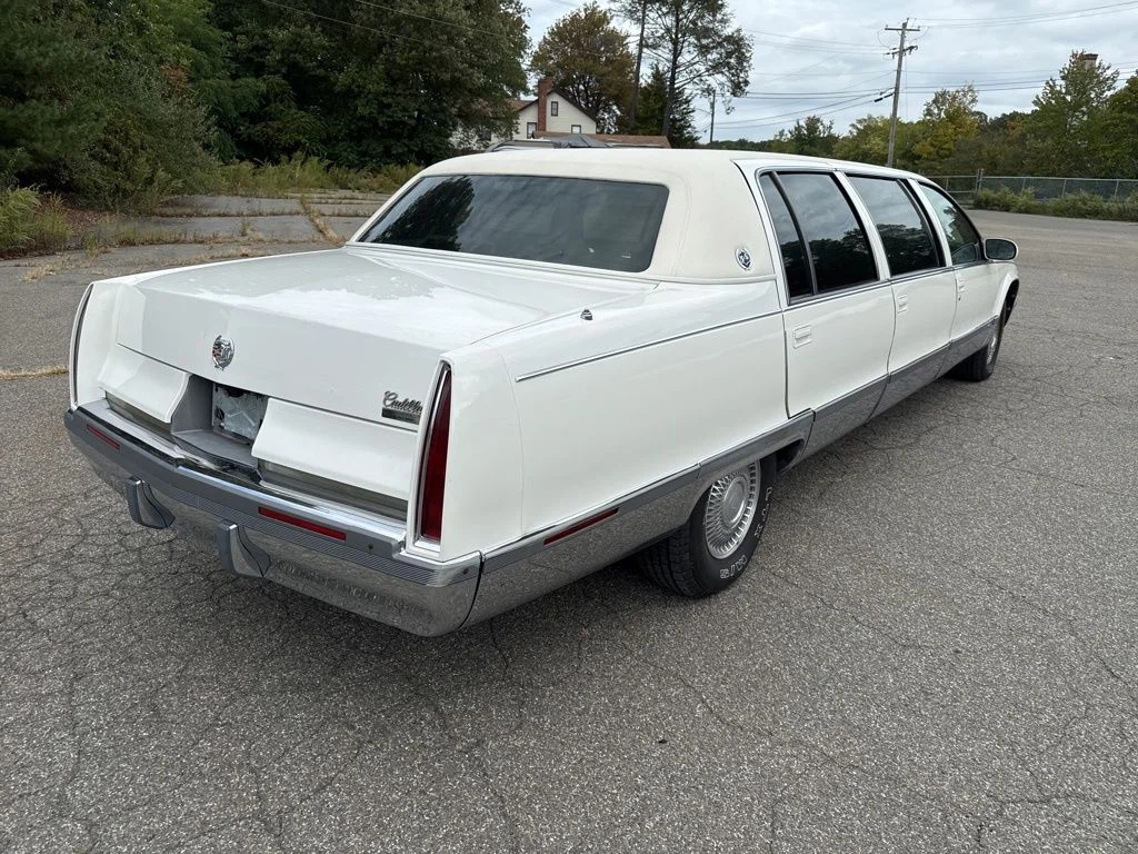 1995 Cadillac Fleetwood view 3