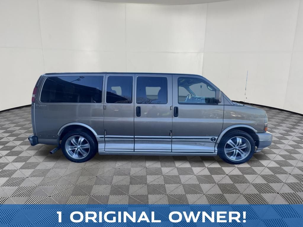 2004 Chevrolet Express Van G1500 view 3