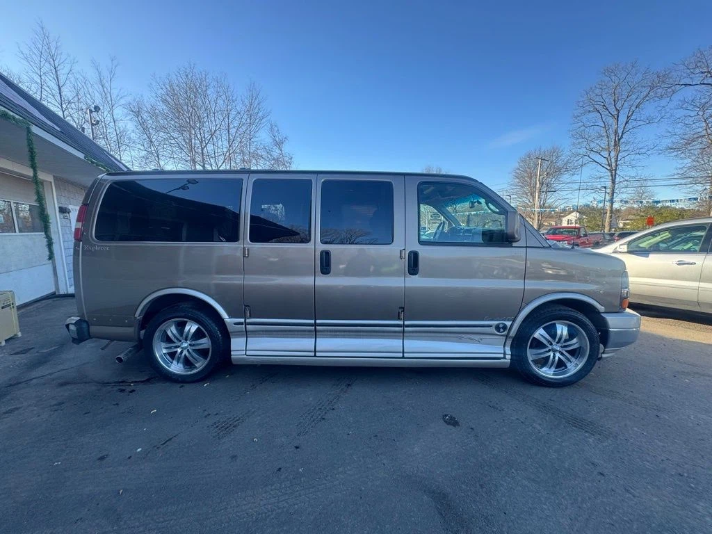 2004 Chevrolet Express Van G1500 view 3
