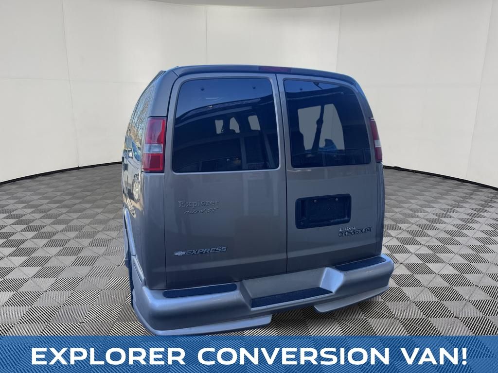 2004 Chevrolet Express Van G1500 view 5