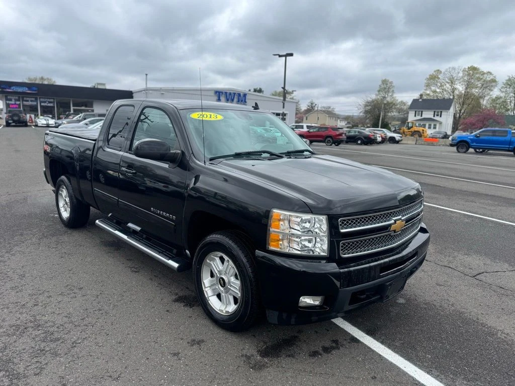 2013 Chevrolet Silverado 1500 view 3