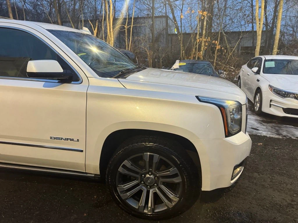 2019 GMC Yukon view 3