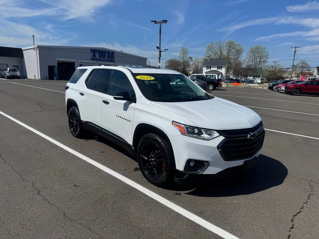 2019 Chevrolet Traverse view 3