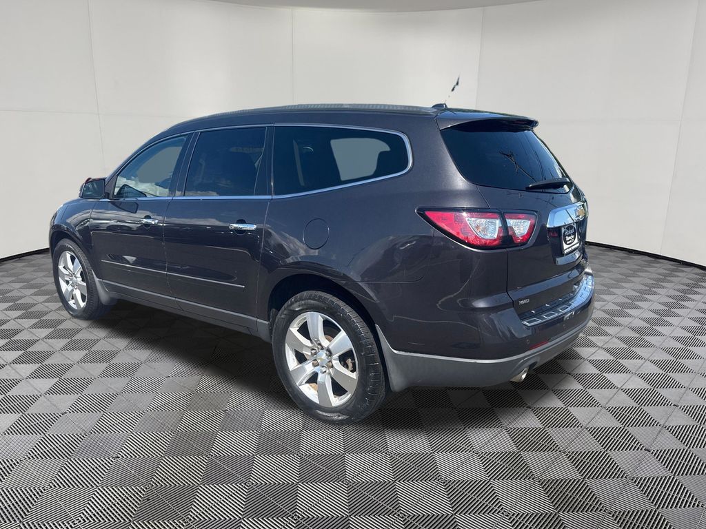 2014 Chevrolet Traverse view 3
