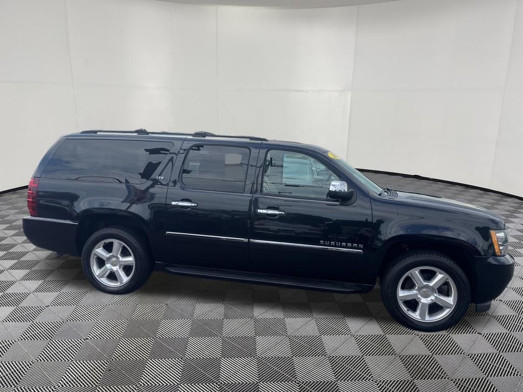 2013 Chevrolet Suburban 1500 view 4