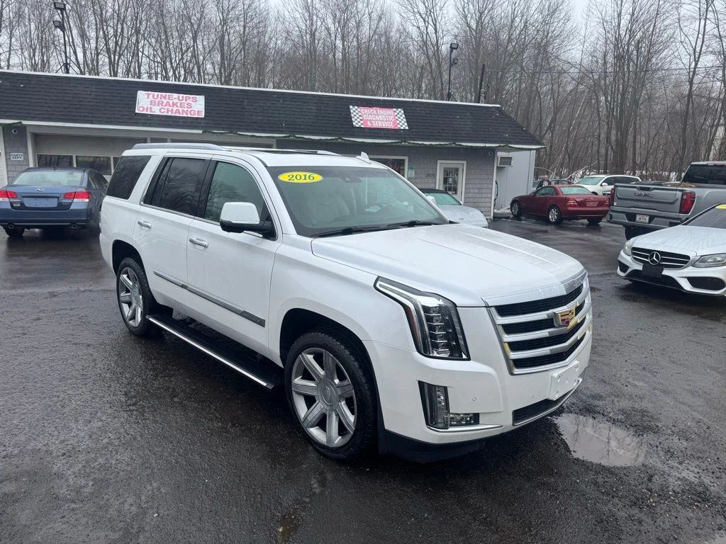 2016 Cadillac Escalade view 3