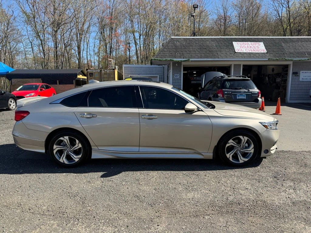 2020 Honda Accord view 4