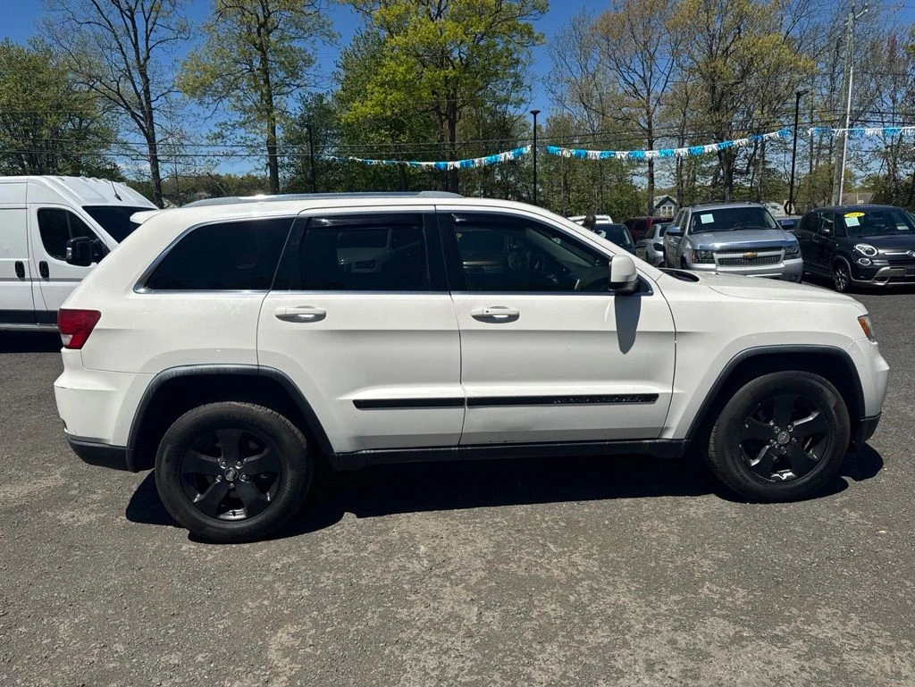 2011 Jeep Grand Cherokee view 4